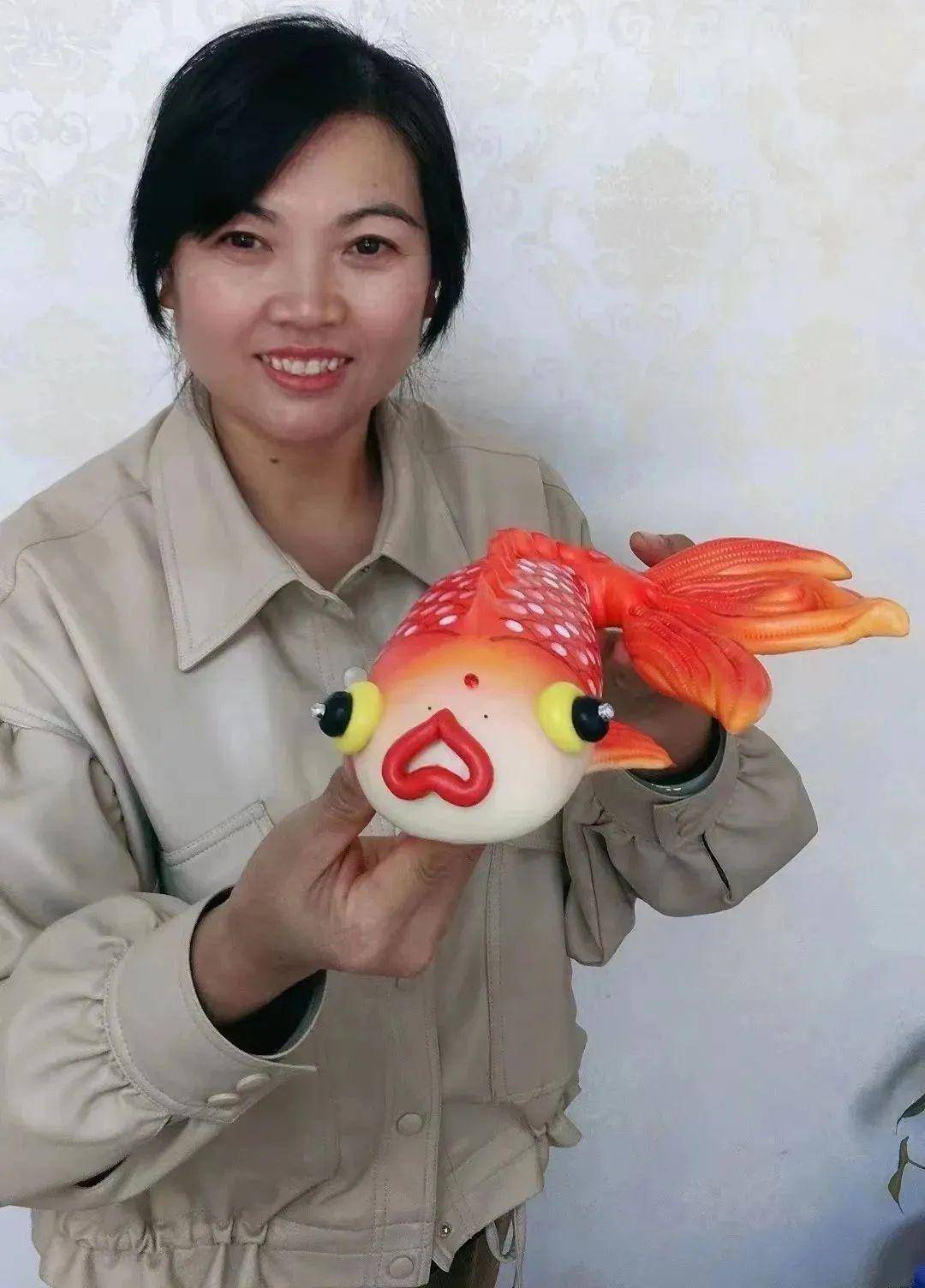 面塑《年年有鱼》王小霞 ↑面塑《害婆娘》杨凯↑面塑《鱼戏水 莲如意