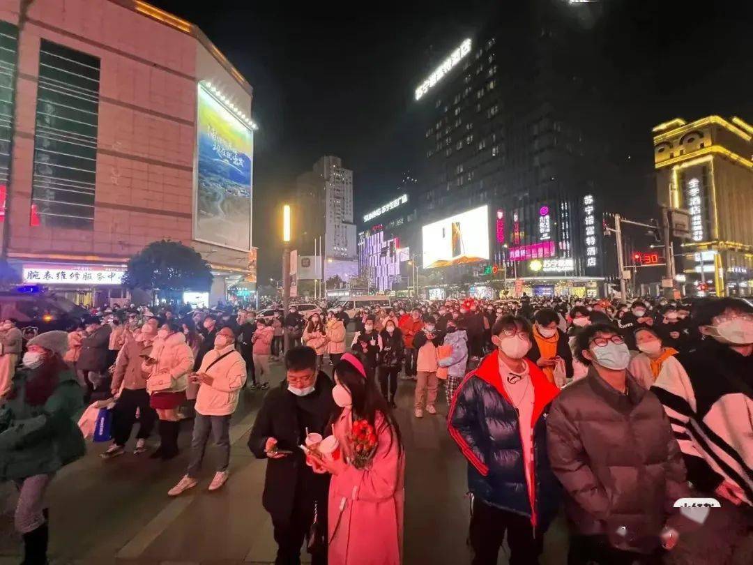 跨年的夜新街口人山人海,3年了,这样的跨年夜让人感慨万分.