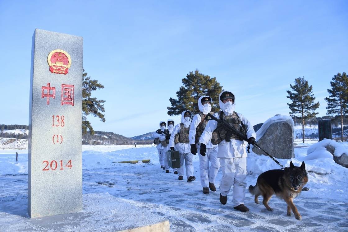 1月1日,驻守在黑龙江漠河北极村的北极哨所官兵巡逻在黑龙江界江边防