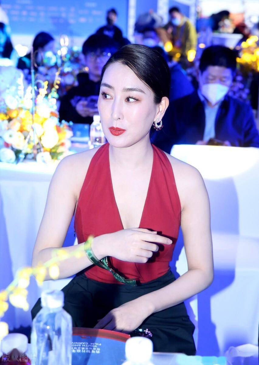 马苏亮相第九届丝绸之路国际电影节 身穿v领露背上衣性感迷人_陕西