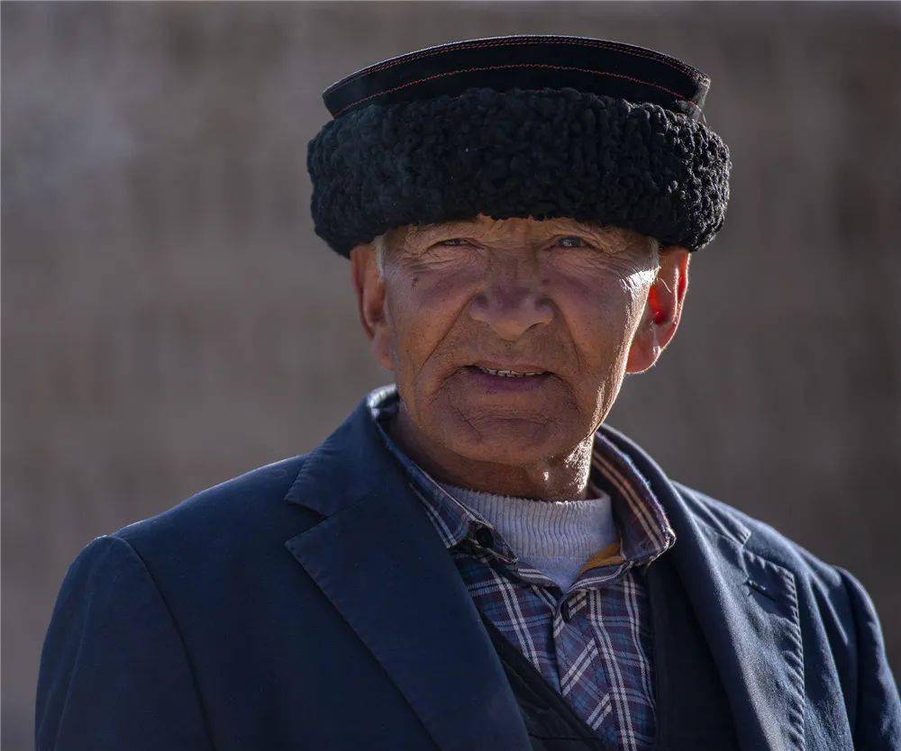 【人文纪实】津门网凌幼洁:怀念雄鹰-《时代楷模-拉齐尼.巴依卡》