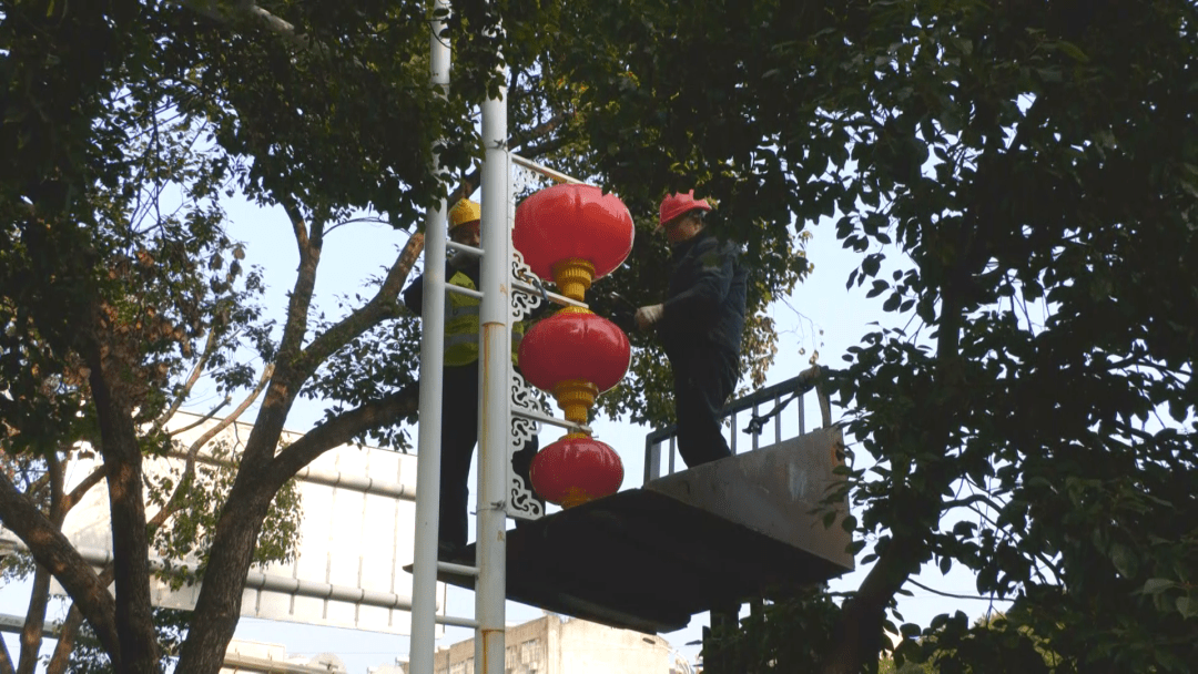 安陆:大红灯笼高高挂 喜迎新春年味浓_城市_中心_路灯