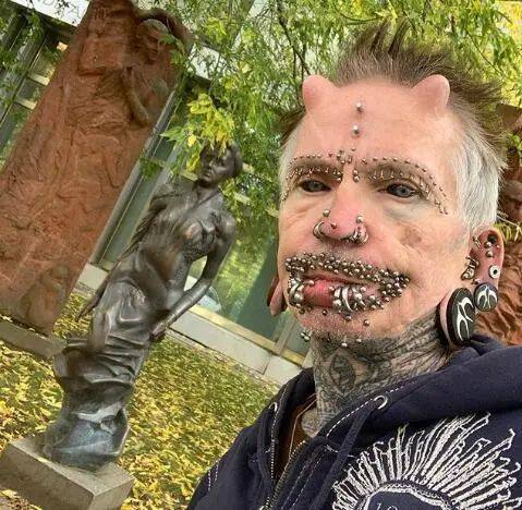 6旬男子改造全身改516处摘吉尼斯纪录,额头隆角,生殖器穿278环!