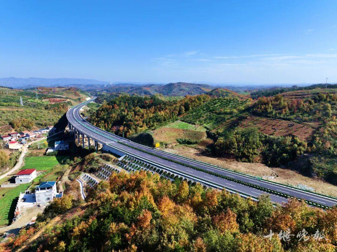 起點位於丹江口市丁家營鎮以西的三清廟村,與福銀高速公路及316國道