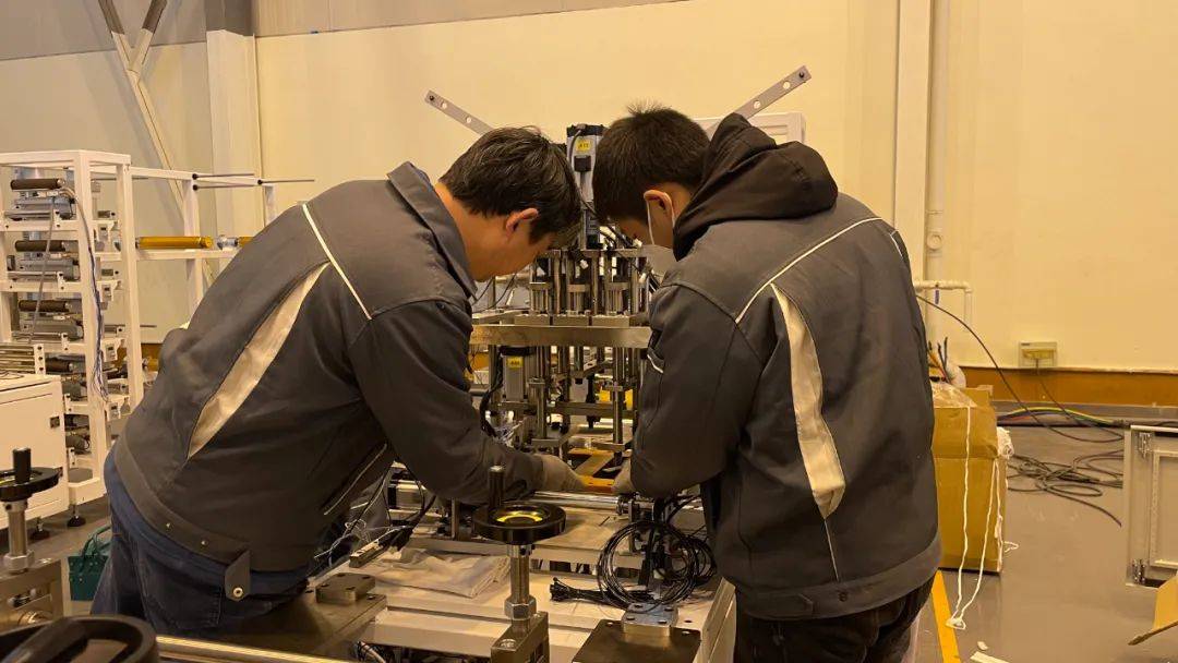 在富田精工智造股份有限公司调试车间,工人们正在调试即将投产的口罩