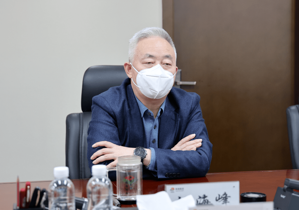 杨海峰对刘会圈一行的到来表示欢迎,对略钢公司积极应对行业形势开展