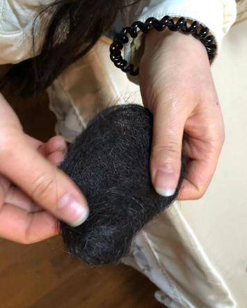 女子怀疑有人故意使坏,商家解释称……_头发_何女士_店家