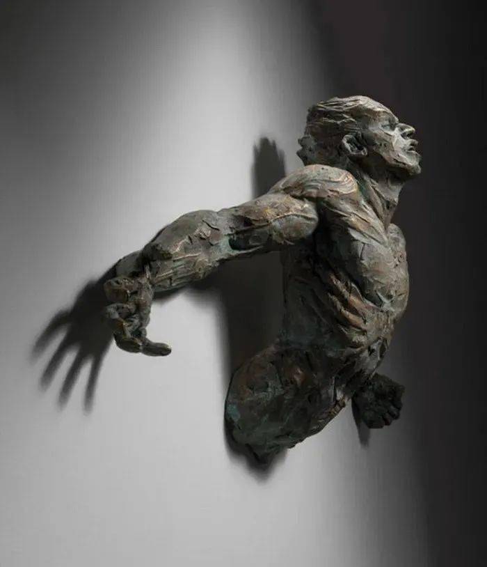 破墙而出的个性,艺术家普格利泽 强劲伟岸的男性人体雕塑_作品_想象力