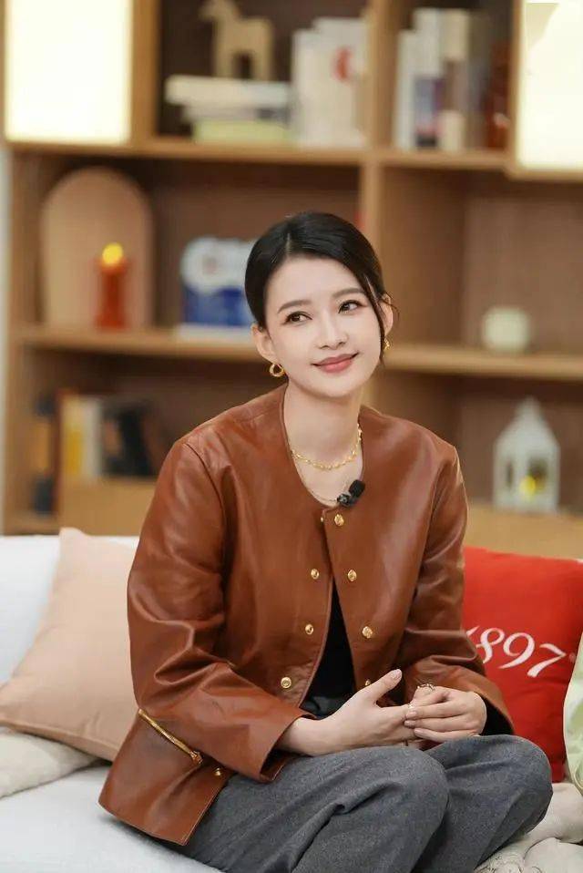 孙怡上节目不秀身材了,棕色皮衣配长裤,扎低丸子头气质又温柔!