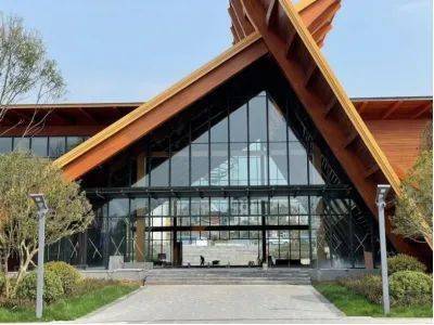 的明星建筑它采用人字梁结构形态上像一顶巨大"帐篷"同时采用花旗松