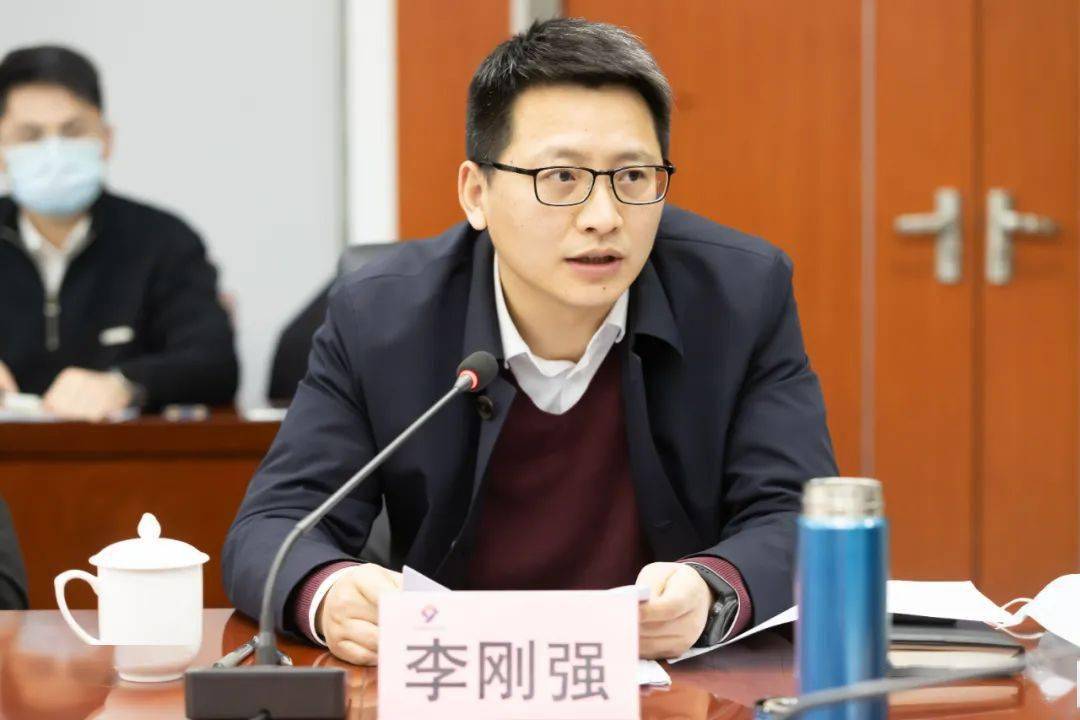 到新发展理念上来,全方位推动新材料,新医疗,新能源三大产业补链强链