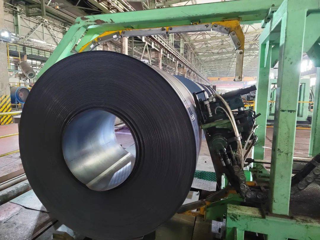 钢卷的打捆作业,是程序简单的重复操作,原来由两名职工配合着进行,但