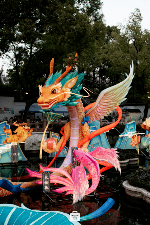 兔年的灯会主题灵感来源于山海经,中心广场宝华楼前超大的玉兔造型灯