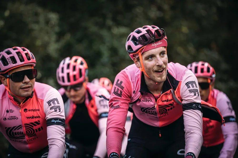 英孚教育车队公布2023年新队服_粉色_对比_赛季