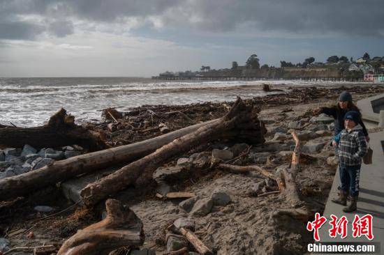 美国北加州海滨观光小城遭风暴破坏