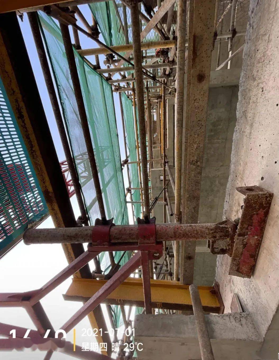 安装附墙,施工电梯进料平台立杆被打断?您可以这样做!