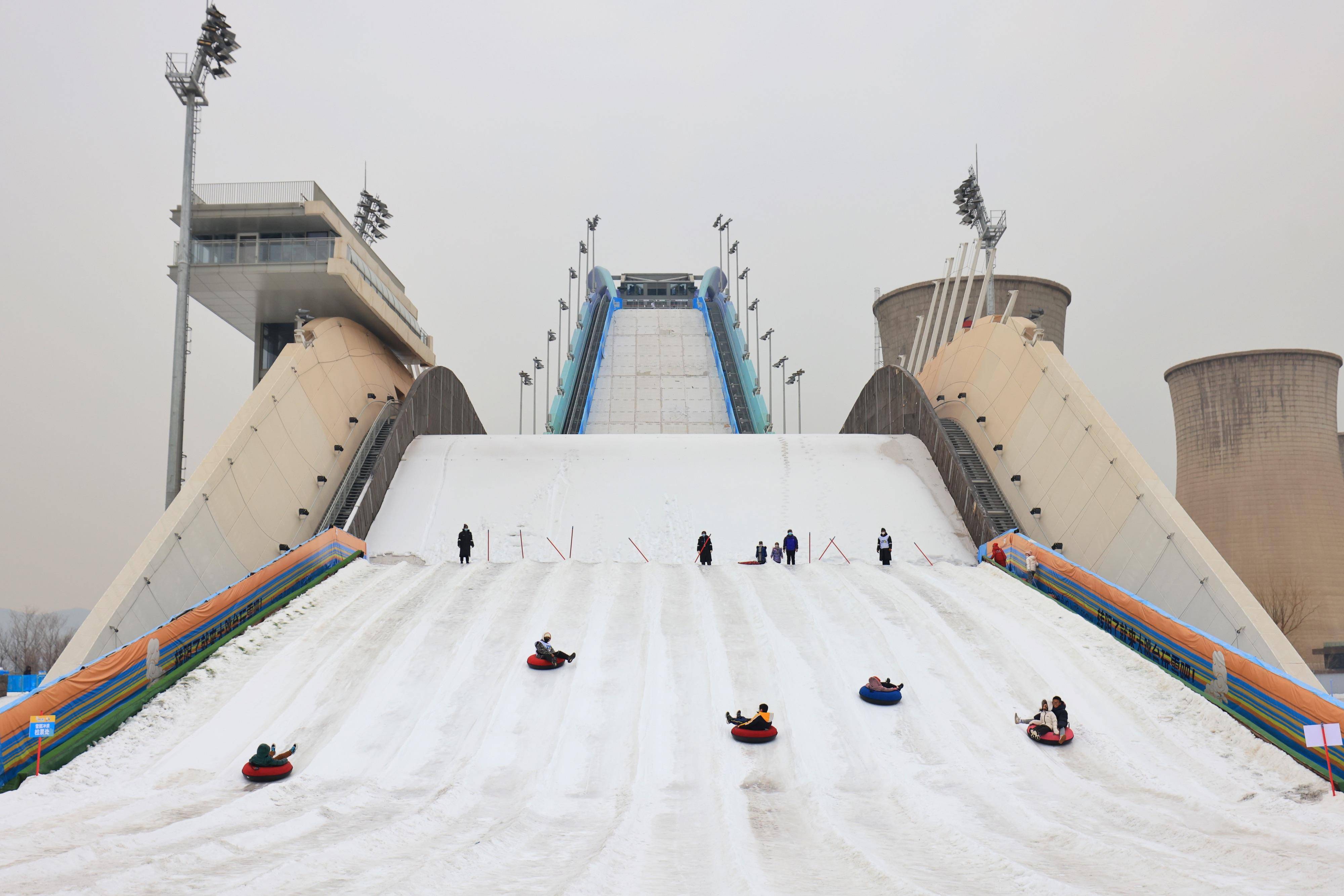 大跳台成冰雪乐园 坐雪圈冲浪感受夺冠同款视角