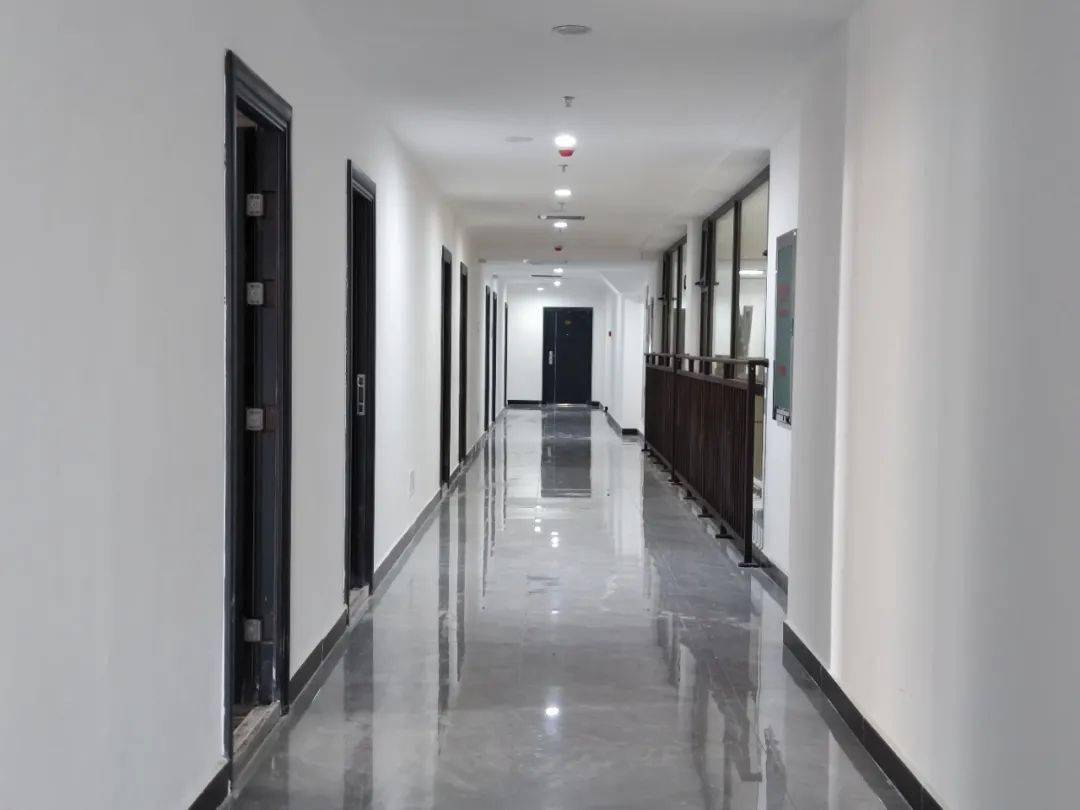 整栋大楼采用中部天井结合回字形走廊设计,可以增加楼道采光和通风