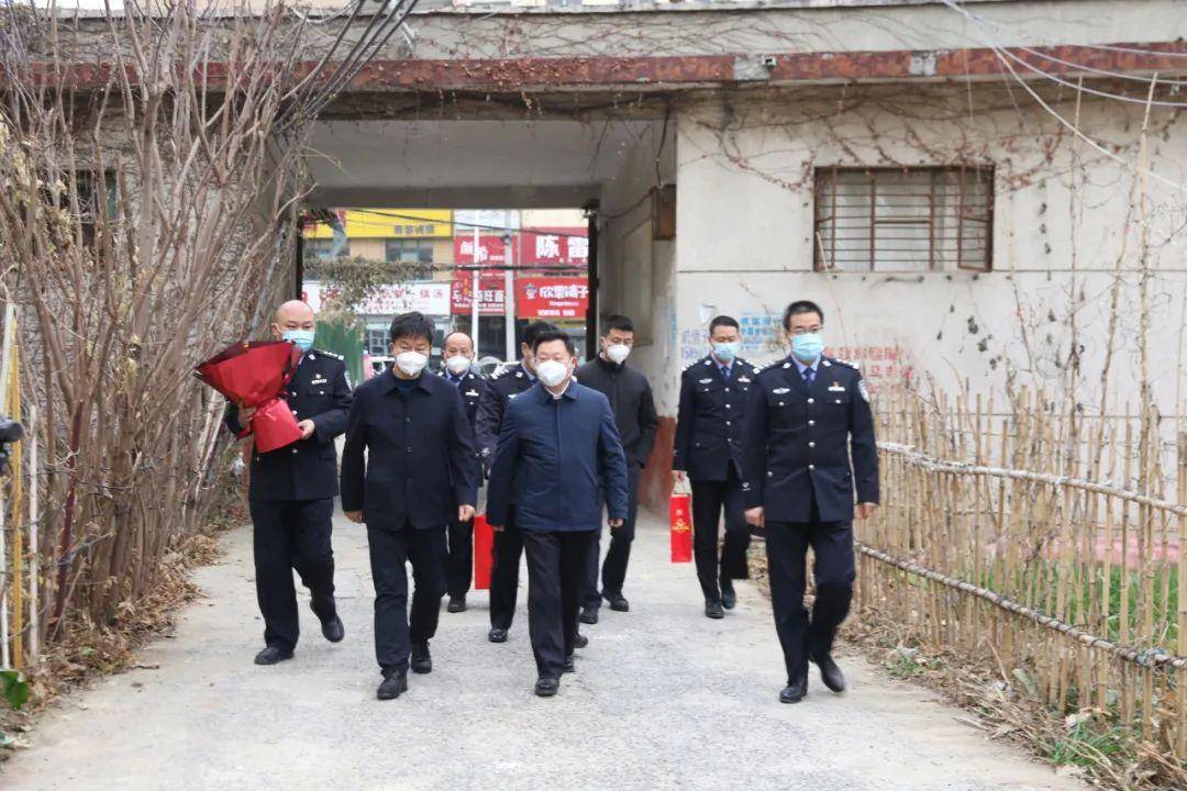 王钦胜慰问新蔡县因公牺牲民警家属_生活_市公安局党委_李岩