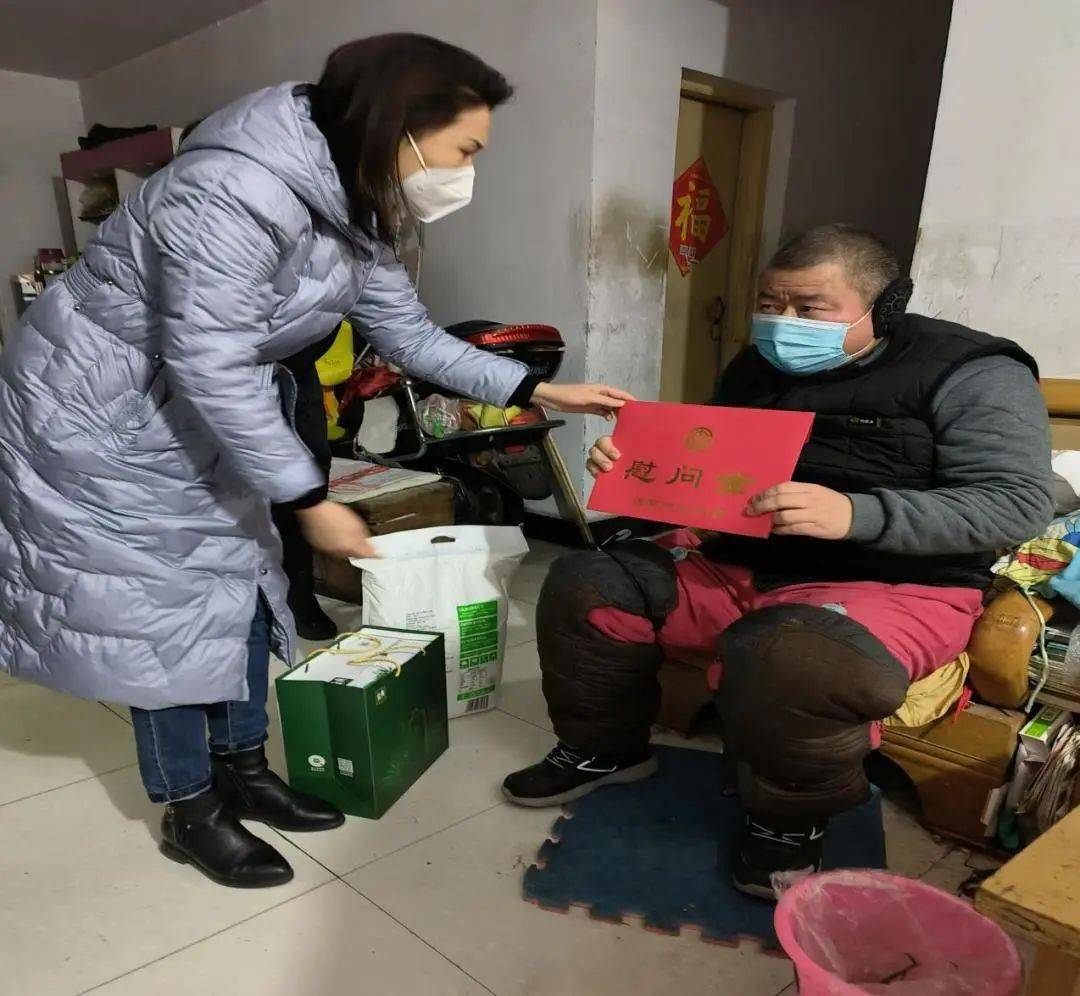 为了使困难职工过上一个快乐祥和的新年,洛阳市总工会二级调研员李益