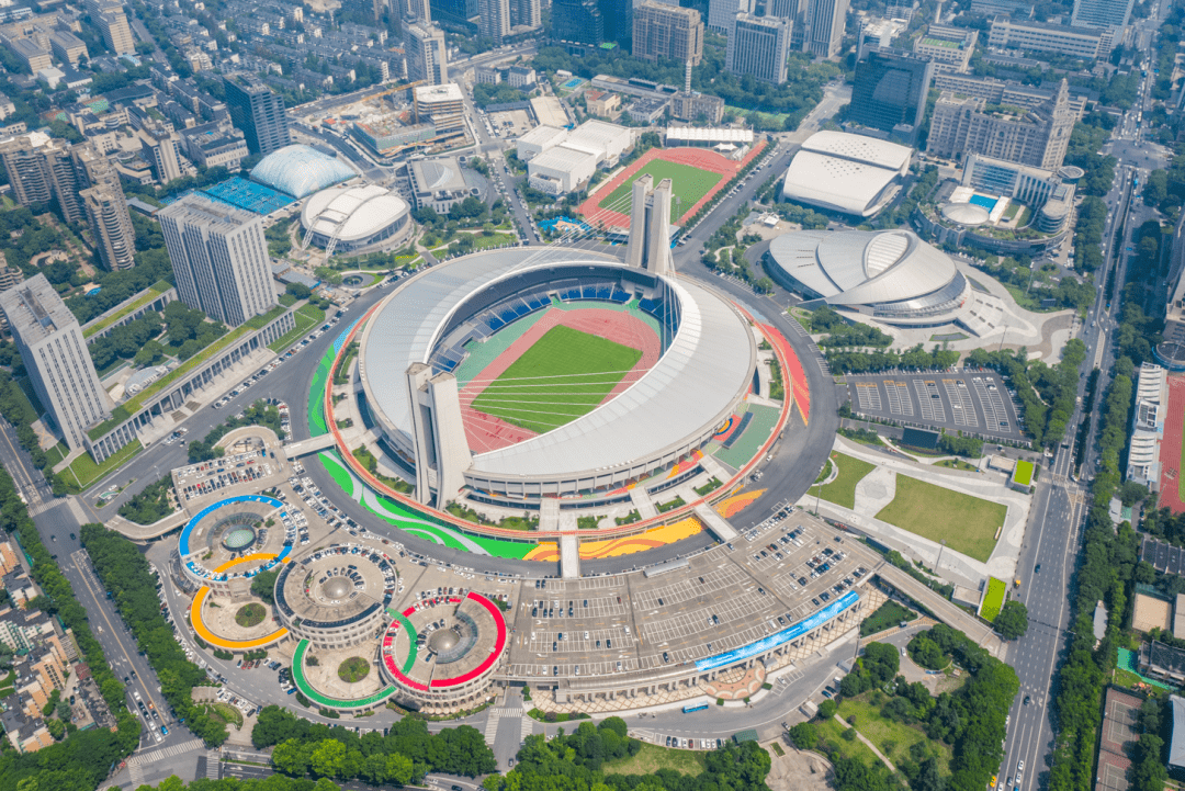 为办好杭州亚运会,完成黄龙体育中心体育场,体育馆,游跳馆,五环广场等