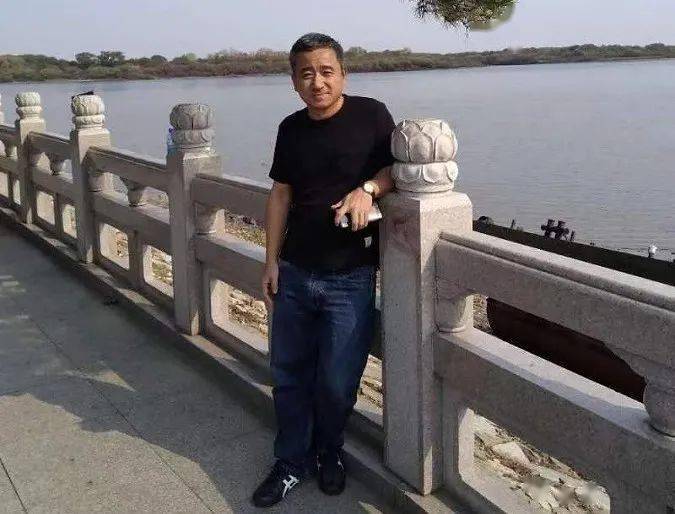 毕业于哈师大艺术学院国画系书法艺术专业,师从洪铁军,葛冰华两位老师