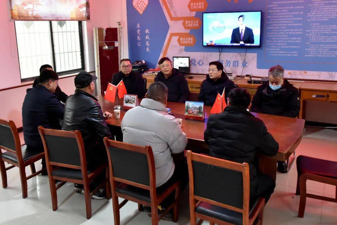 在座谈会上,杨靖分别听取了省广电局派驻刘庄村新老第一书记和村党