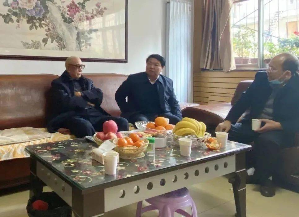 党组成员,副主任田晓琴,曹勇,党组成员,秘书长赵一升分别看望慰问了市