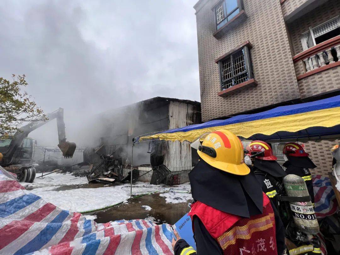 电白一仓库发生火灾,现场浓烟滚滚,16辆消防车救援_进行_茂名市_电城