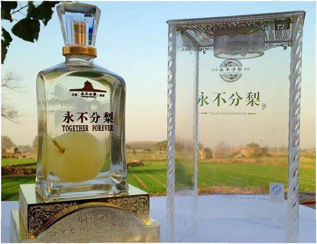 原来五粮液的"永不分梨"酒的梨,是这样放进去的!_酒水_瓶子_说法