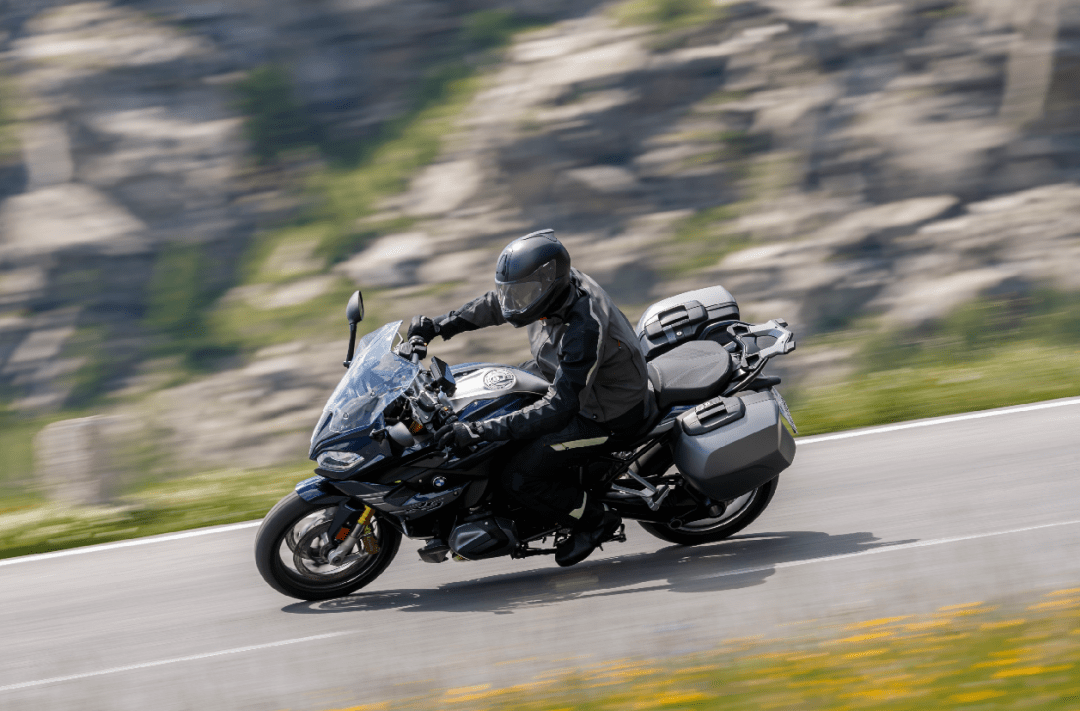 从上一代的r 1200 rs到最新一代的r 1250 rs,单从名字来看,我们就知道