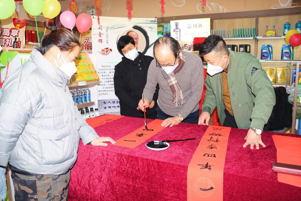 邀请国家一级书法家,书法非遗技艺传承人司金辉先生现场写春联,写"福"