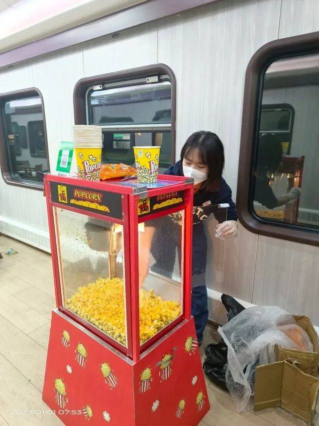 火车内设麻将桌，还能唱K淋浴？回应来了