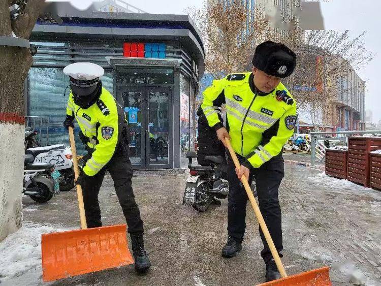 雪天看“警”！聊城交警曲属一大队雪天执勤保安然