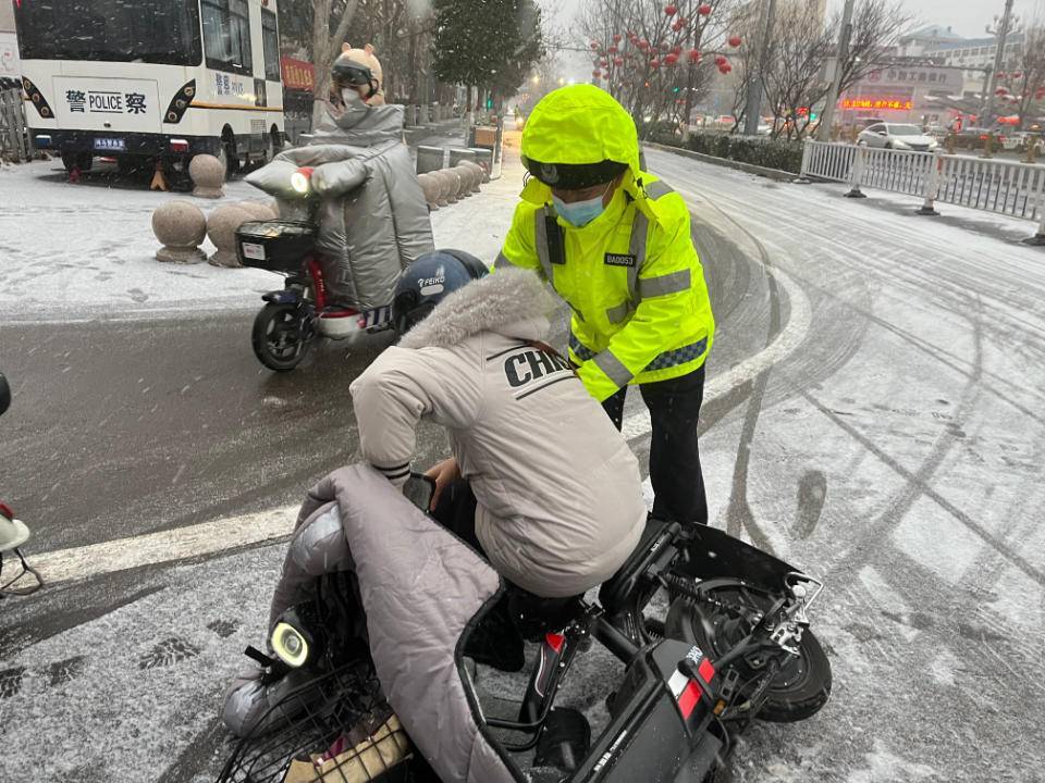 所有交警部门电子显示屏集中"亮屏",积极宣传雪天行车注意事项,提醒