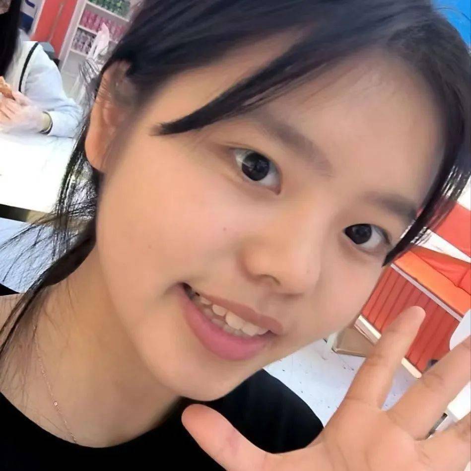 1:1,面部清晰,笑容自然,以腰部以上的大头照为宜①一张笑脸照片,背景