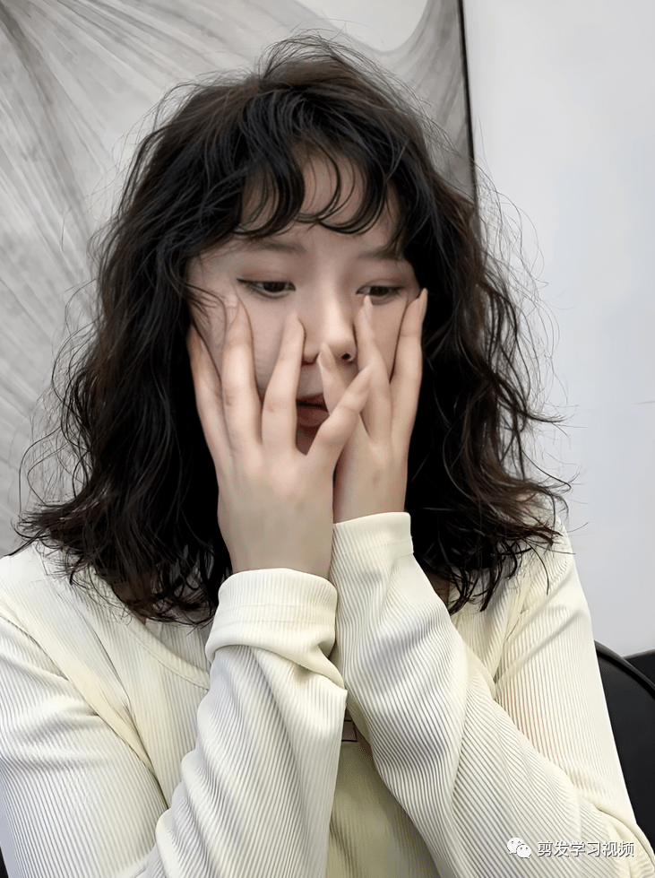 "2023新年锁骨发,这样烫超级减龄"_发型_中国_人类