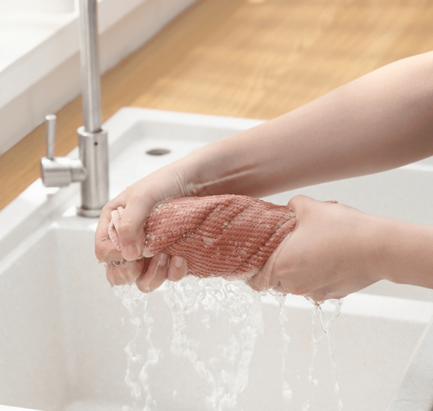 这抹布太变态了,油污一擦就没,怎么擦都不掉渣,轻松搞定脏厨房!