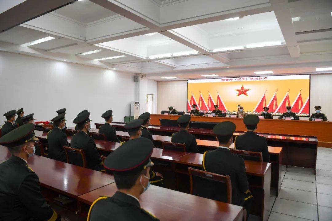 铭记使命职责参观旅史长廊该旅旅史长廊讲解员带领新授衔军官仪式过后