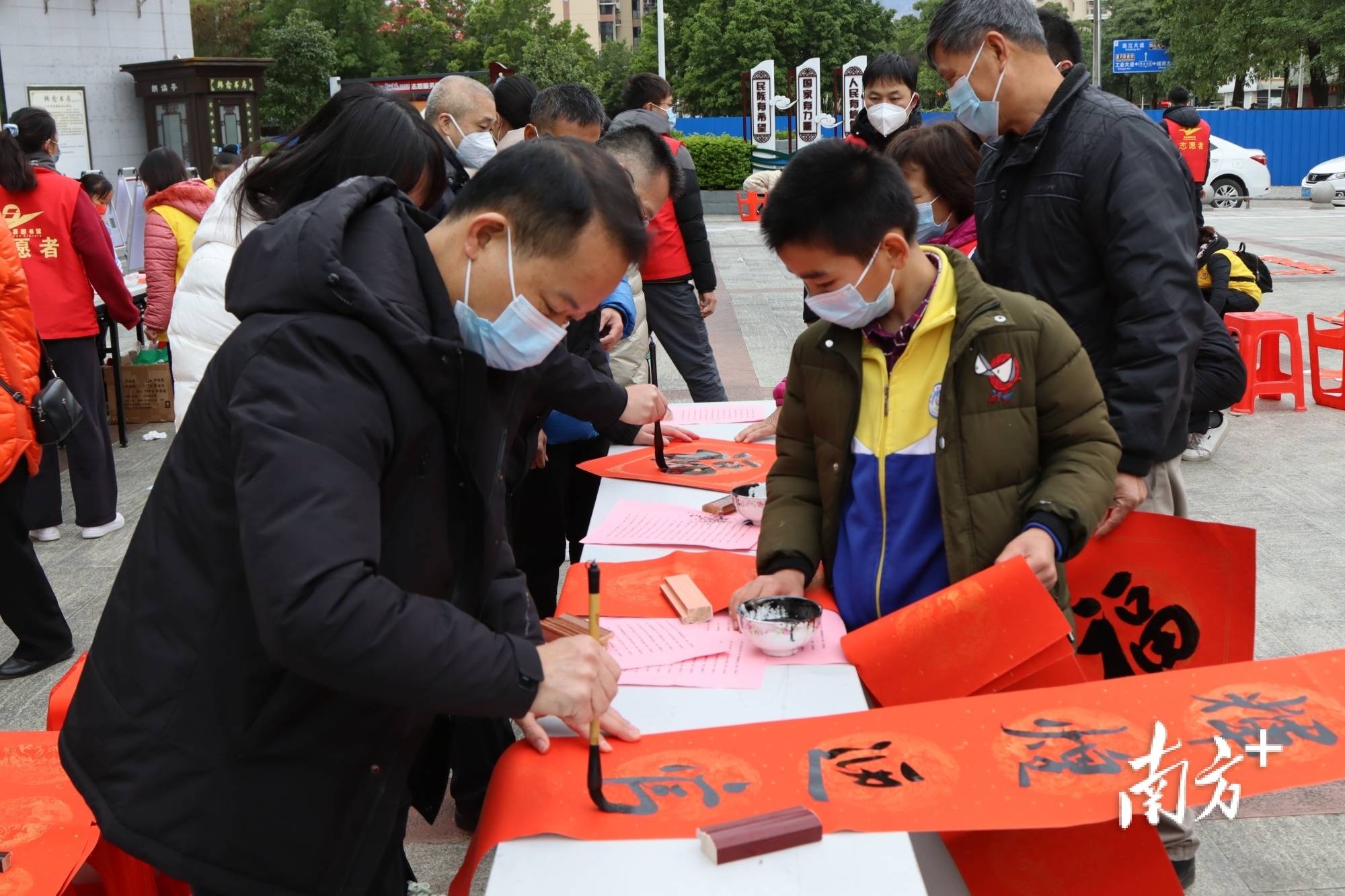 我们的节日·春节|阳山书法名家向市民免费赠送春联，传递新春祝福_活动_群众_文化