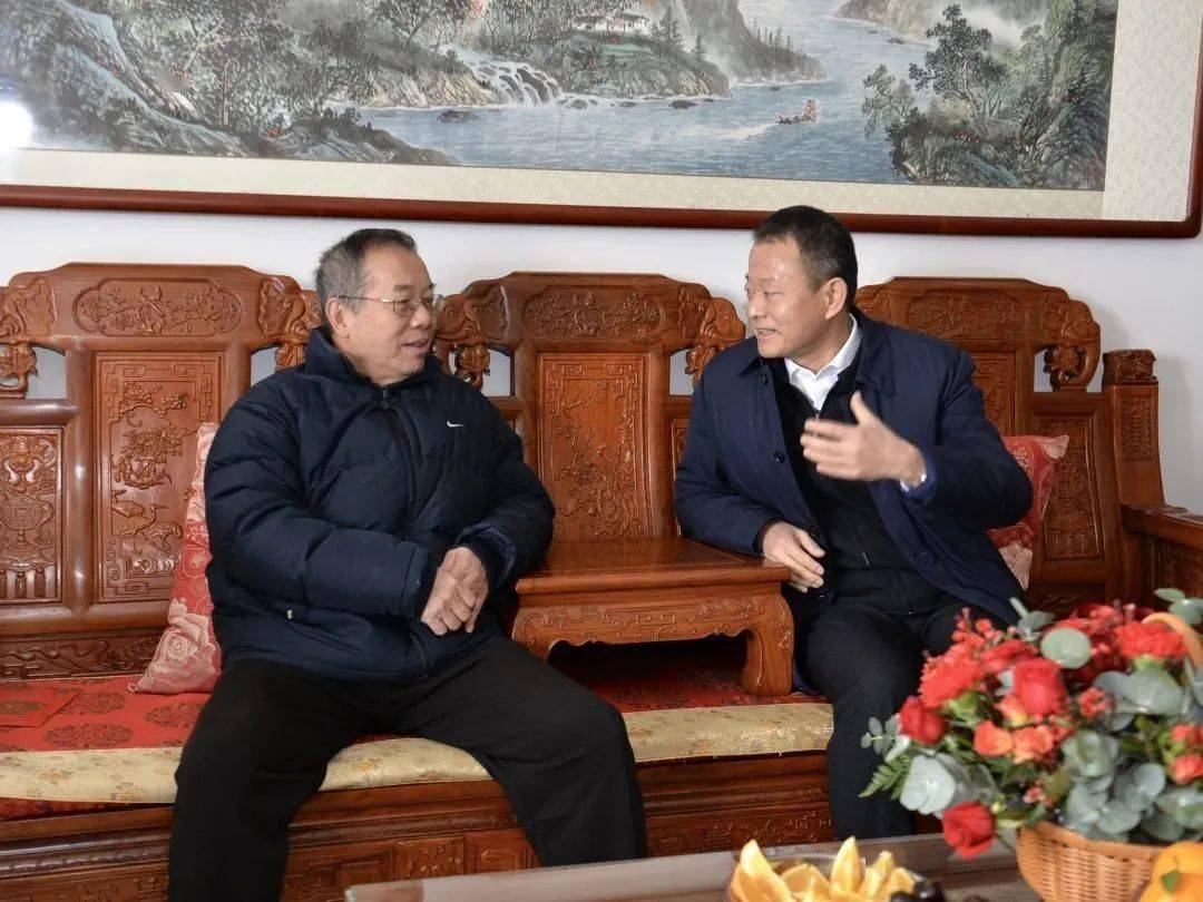 李克坚先后看望了老干部曾新方,李南生,关切地询问他们的身体,生活