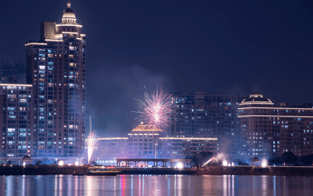 一支能喷射12发烟花吐珠,点燃时仿佛连珠炮,拿在手中"火力十足"