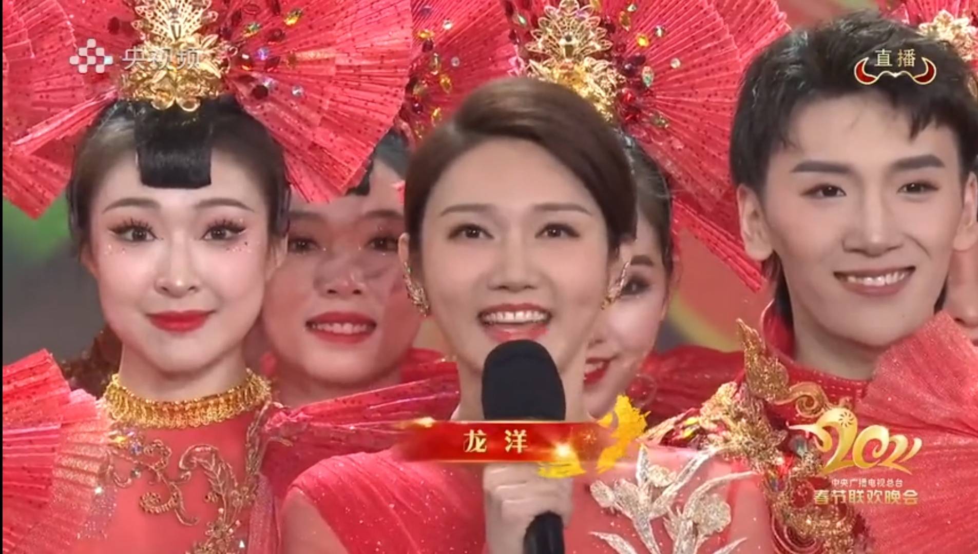 6位春晚主持人,除了王嘉宁是首秀,其他人都是央视春晚的熟面孔.