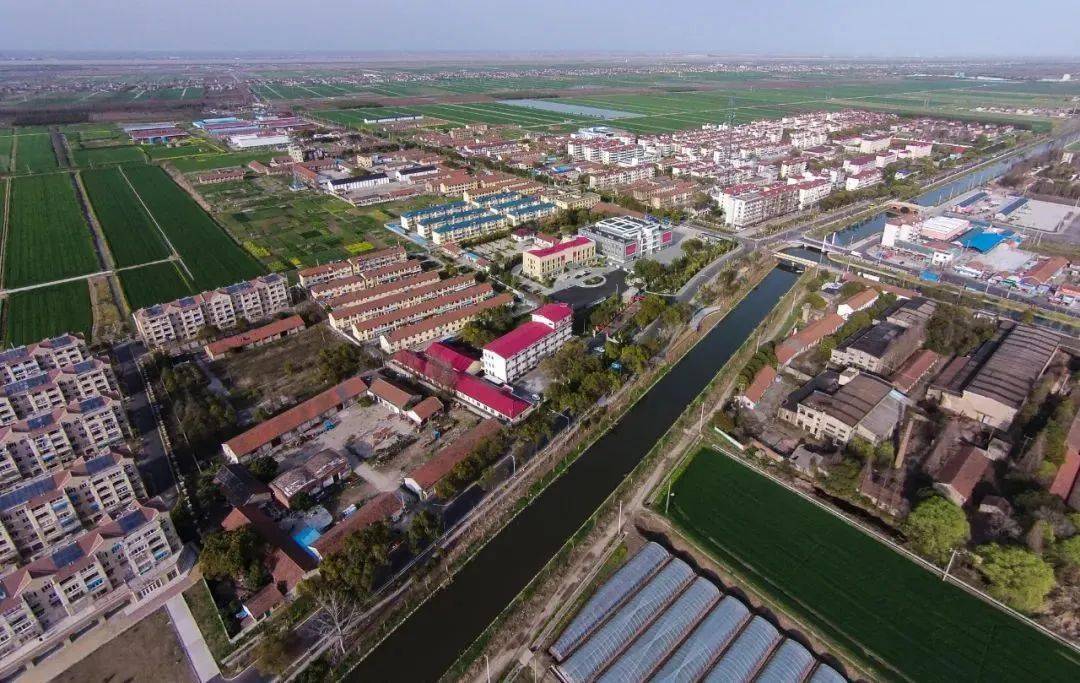 海镇位于崇明岛西北部,由原跃进,新海,红星,长征4个市属国营农场组成