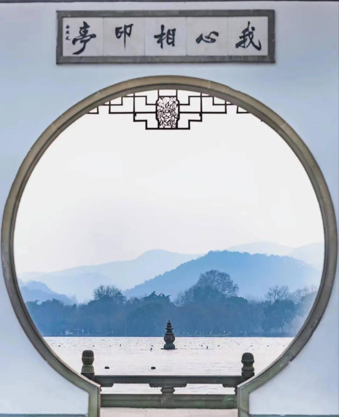 乘船上岛,走到"我心相印亭"赏圆中风景,太美了登小瀛洲岛-观三潭印月