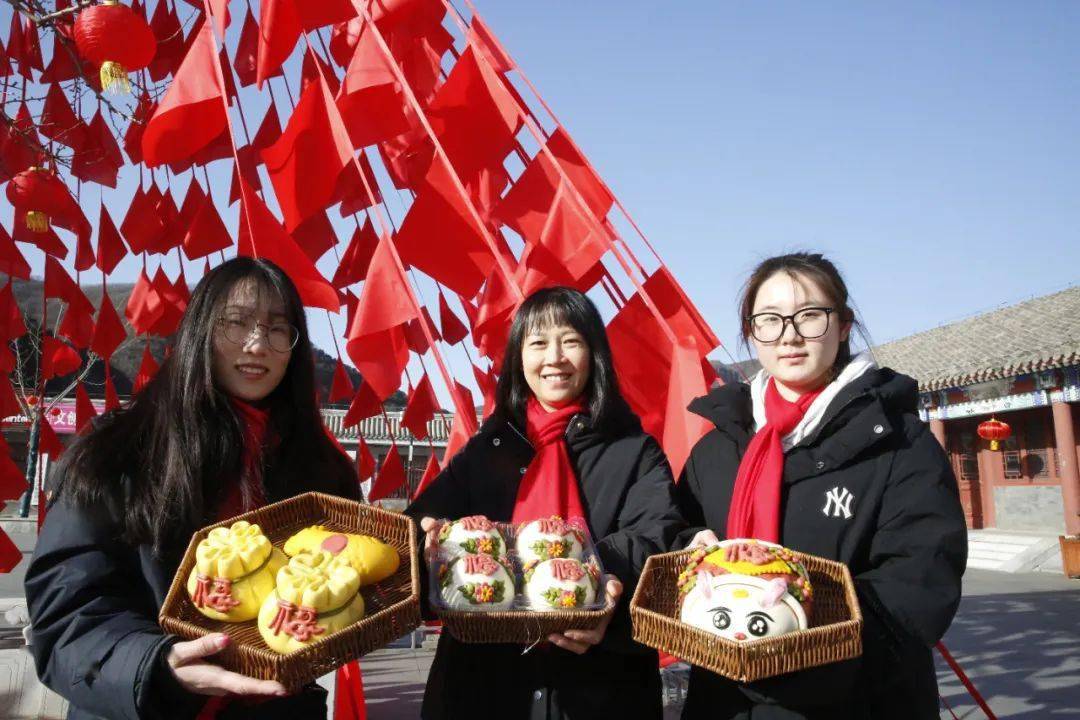 福饼展示品尝"糖福禄"福咖啡在非物质文化遗产展示区,汇聚了制作剪纸