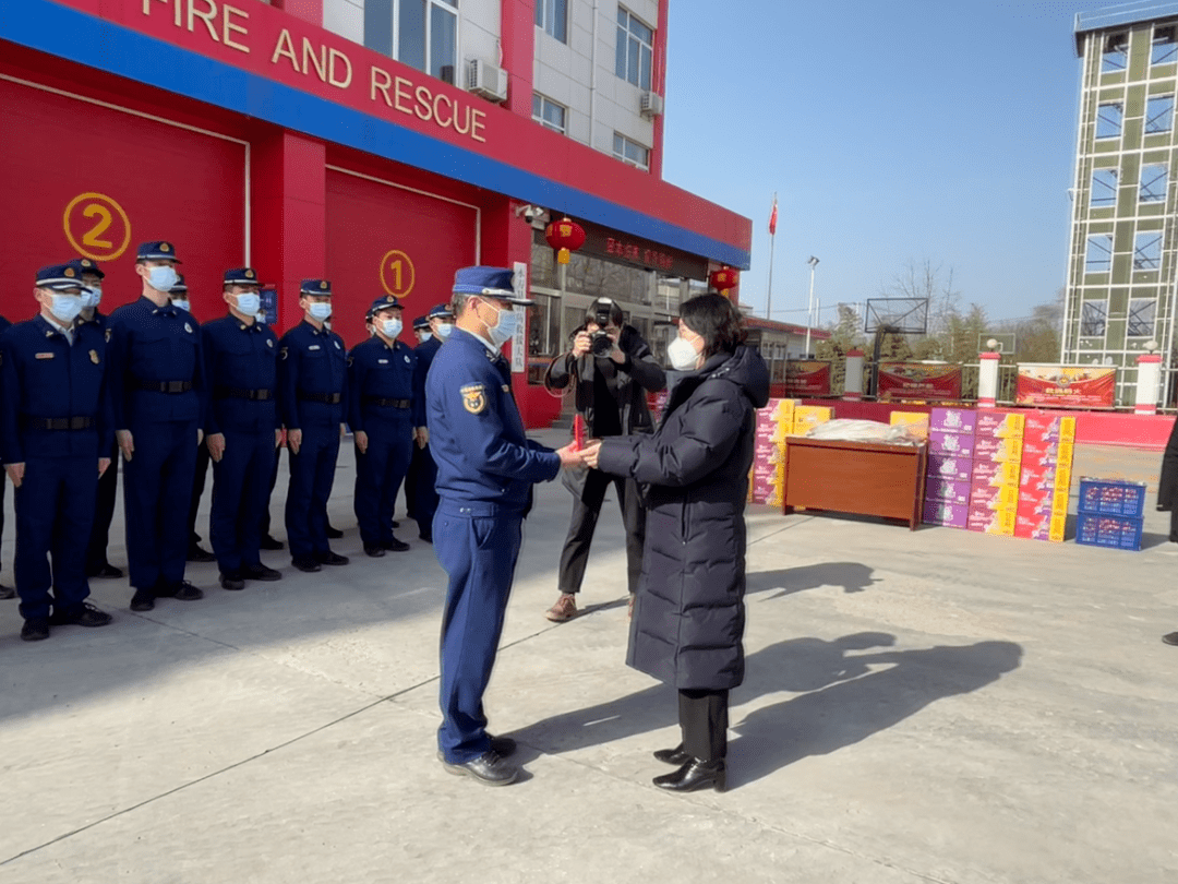 永寿县委副书记,县长杨孟珠一行人亲切慰问县消防救援大队全体消防
