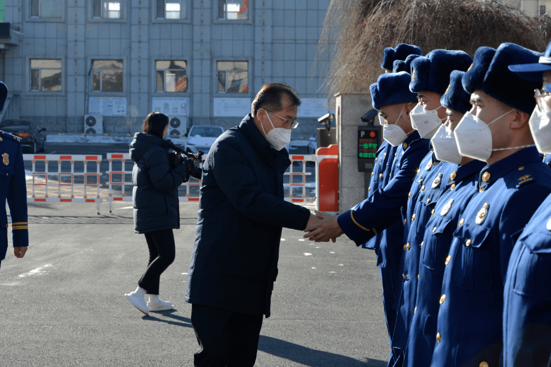 市委书记李庆文调研节日市场供应,安全生产并看望慰问一线工作人员