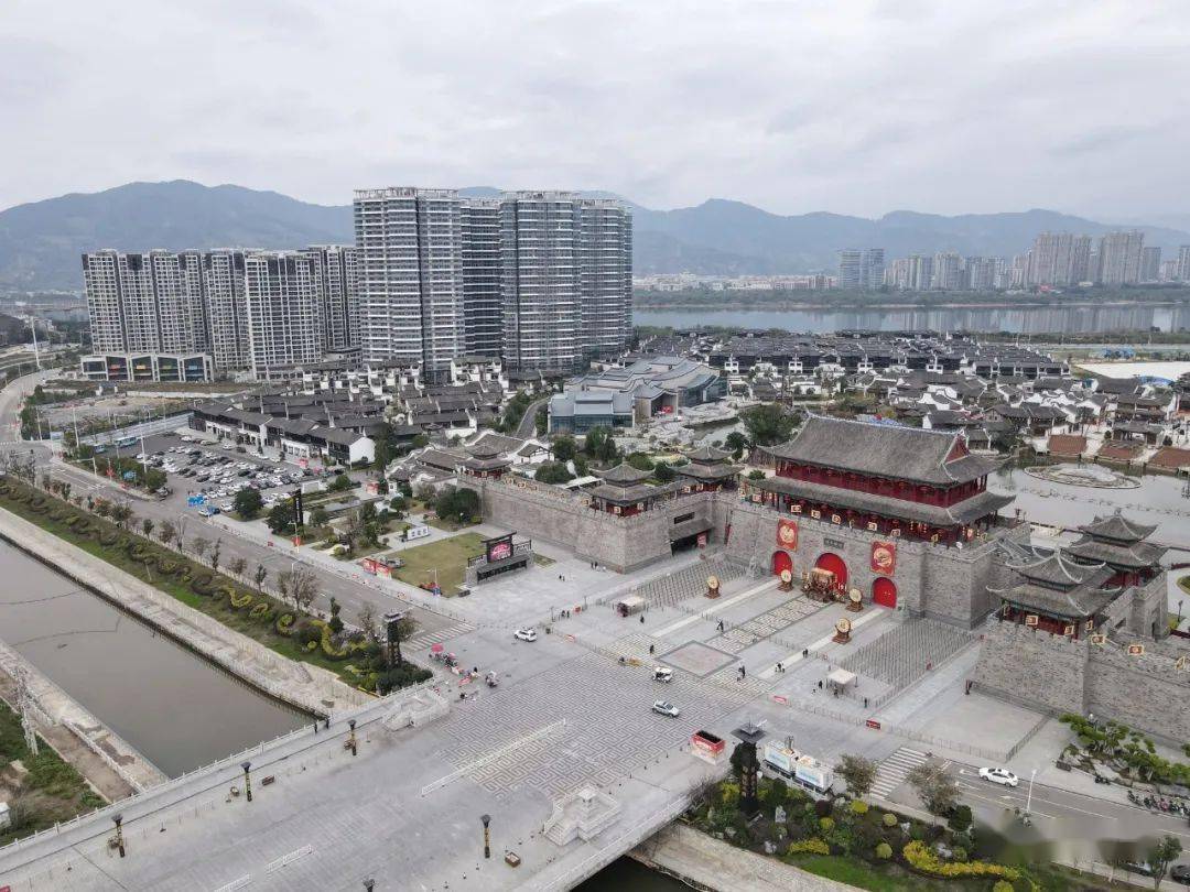 "自闽越水镇开放迎客以来,闽侯竹岐连接线在节假日交通量剧增,此次