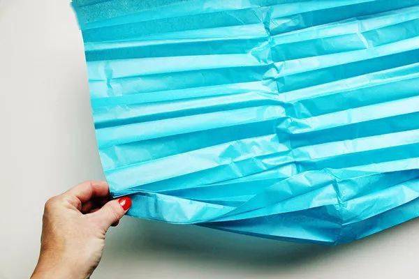 第三步:将油纸按照下图的方式折叠,折到不能再折的时候停止.